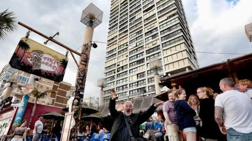 Imagen en la que sale el Tiki Beach y el edificio en el que viven los vecinos.