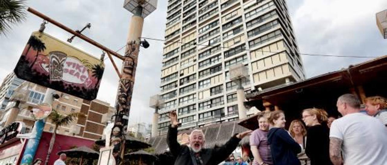 Imagen en la que sale el Tiki Beach y el edificio en el que viven los vecinos.