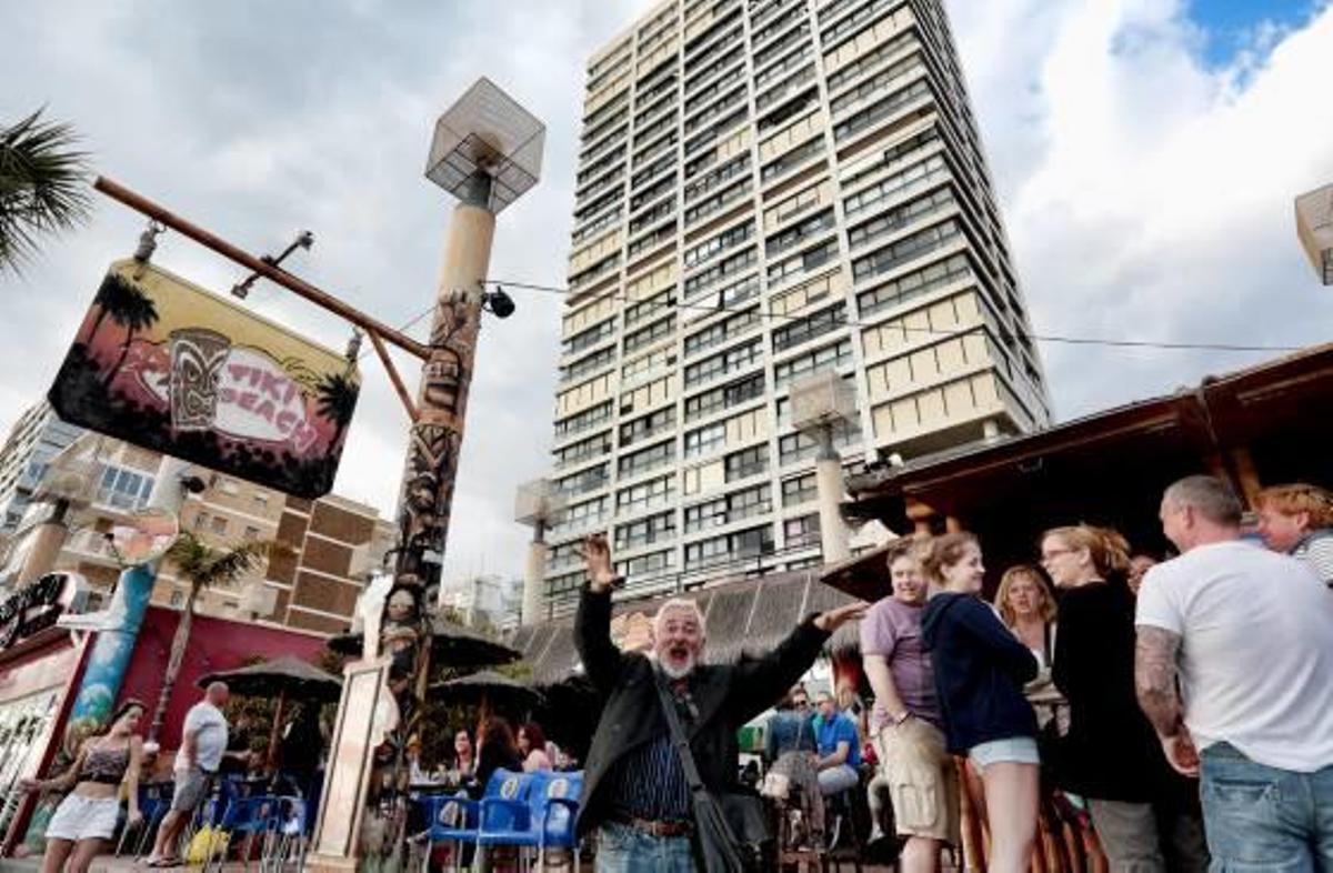 Imagen en la que sale el Tiki Beach y el edificio en el que viven los vecinos.