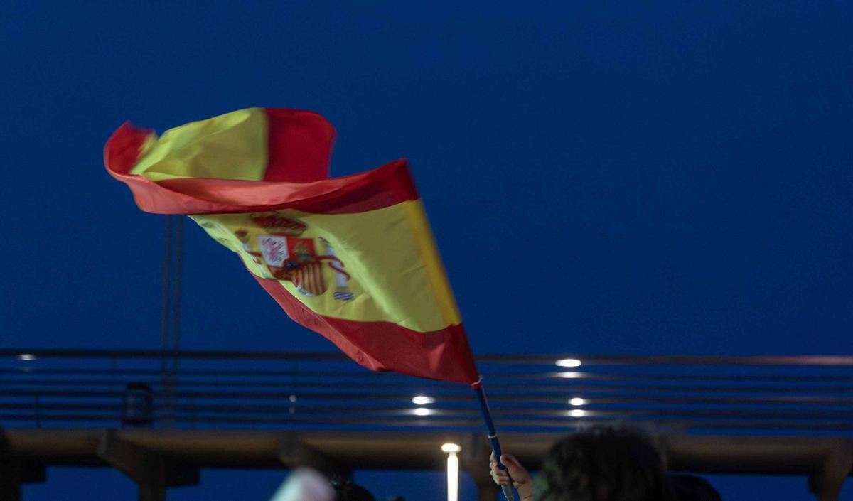 La alegría española y la tristeza francesa: así vivieron sus aficiones el partido decisivo en el centro de Alicante