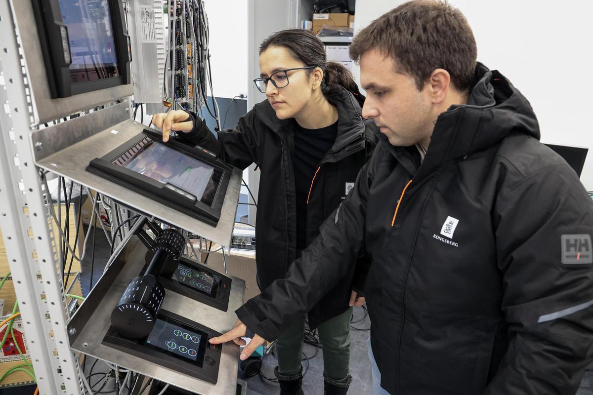 Dos de los trabajadores de Kongsberg en Alicante revisan uno de los sistema que produce la firma.