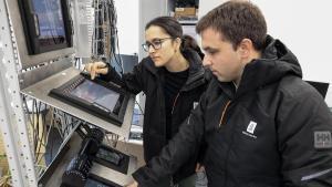 Dos de los trabajadores de Kongsberg en Alicante revisan uno de los sistema que produce la firma.