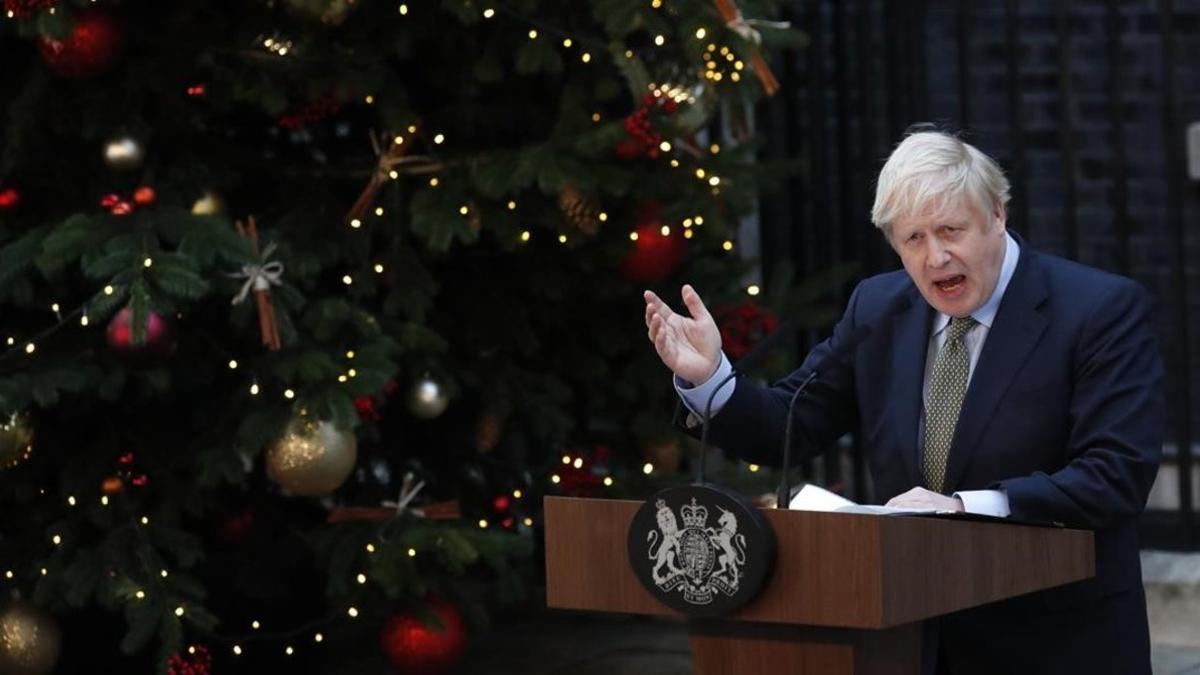 Boris Johnson se dirige a la prensa en Downing Street.