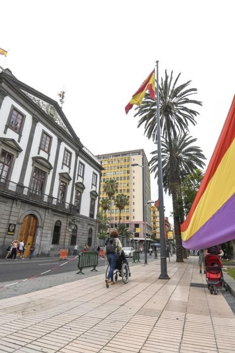 17-07-19 CANARIAS Y ECONOMIA. PARQUE DE SAN TELMO. LAS PALMAS DE GRAN CANARIA. Manifestacion, concentracion y despliegue de la bandera republicana delante del Palacio Militar. Fotos: Juan Castro.  | 17/07/2019 | Fotógrafo: Juan Carlos Castro