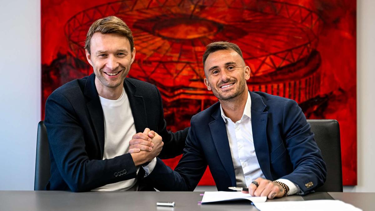 Simon Rolfes, director deportivo del Bayer Leverkusen, posa con Aleix García tras firmar el contrato hasta 2029.