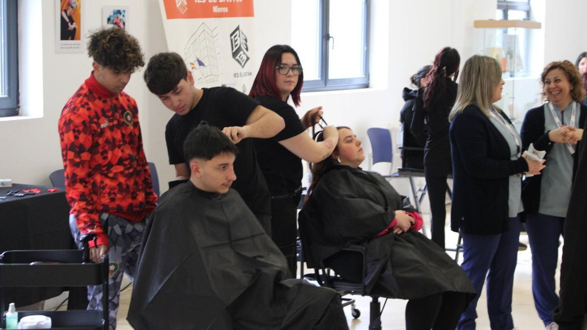 Estudiantes, en una feria de FP en Mieres, el pasado enero.