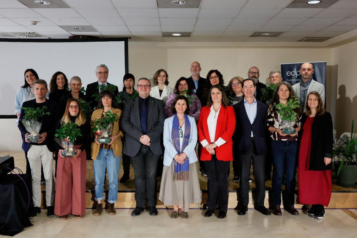Los responsables de los 12 proyectos seleccionados por EDP Energía Solidaria, con autoridades y miembros de la Fundación.