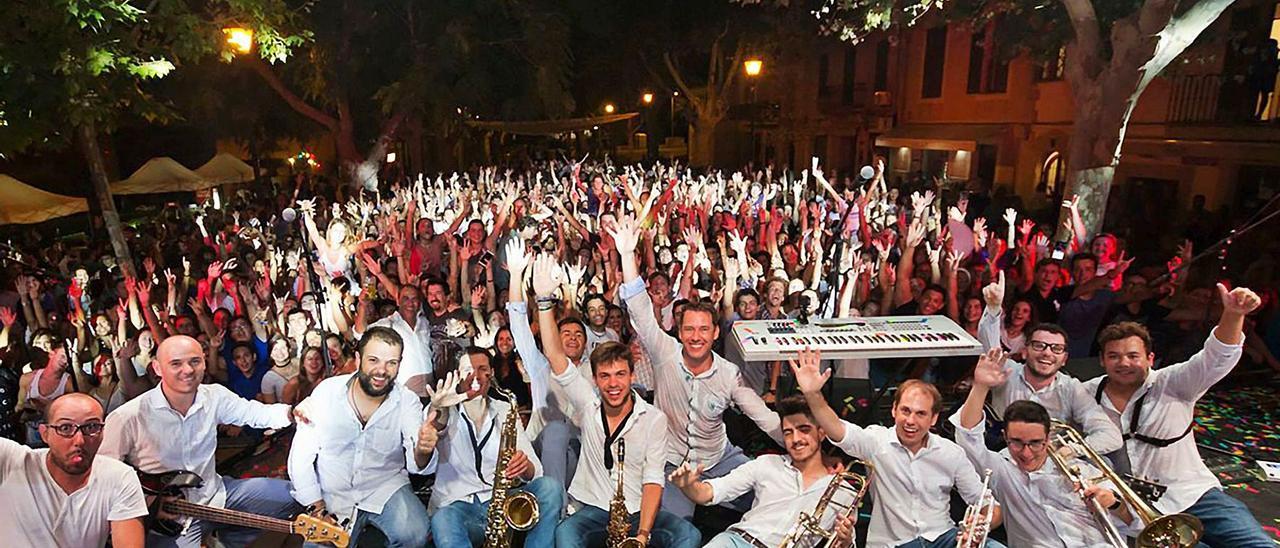 Imagen de archivo de una verbena multitudinaria en Llucmajor. | VALNOU