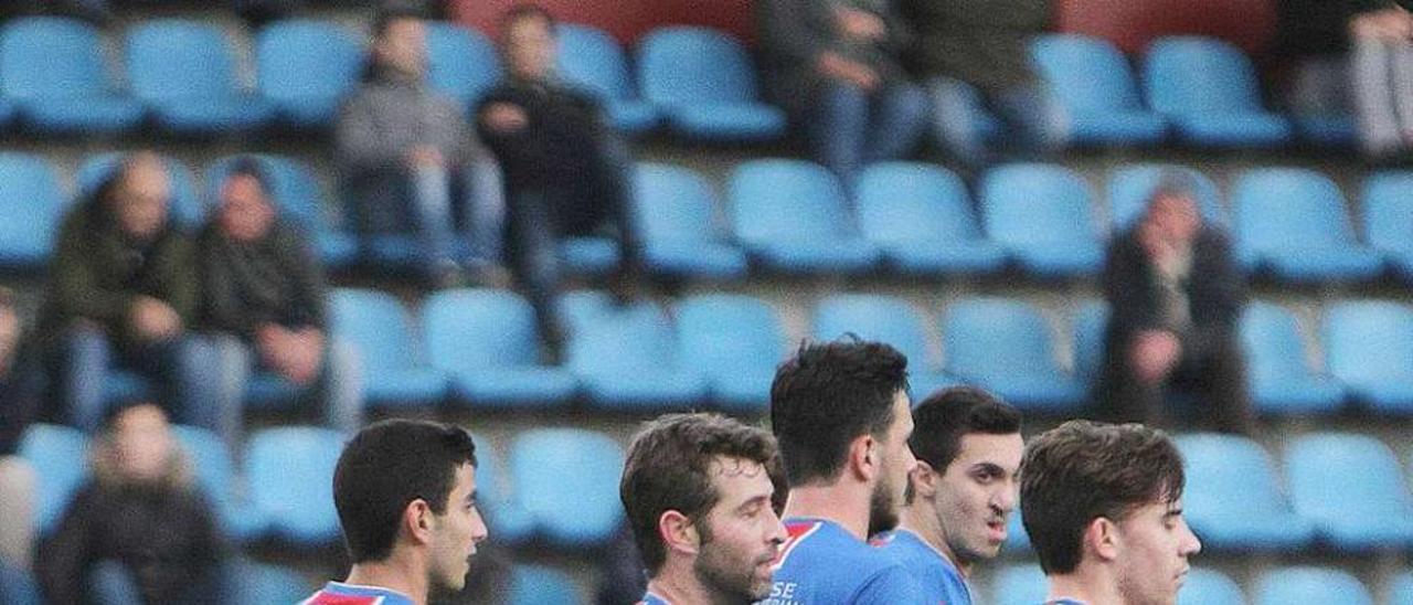 Los jugadores de la Unión Deportiva Ourense celebrando un gol en O Couto. // Iñaki Osorio