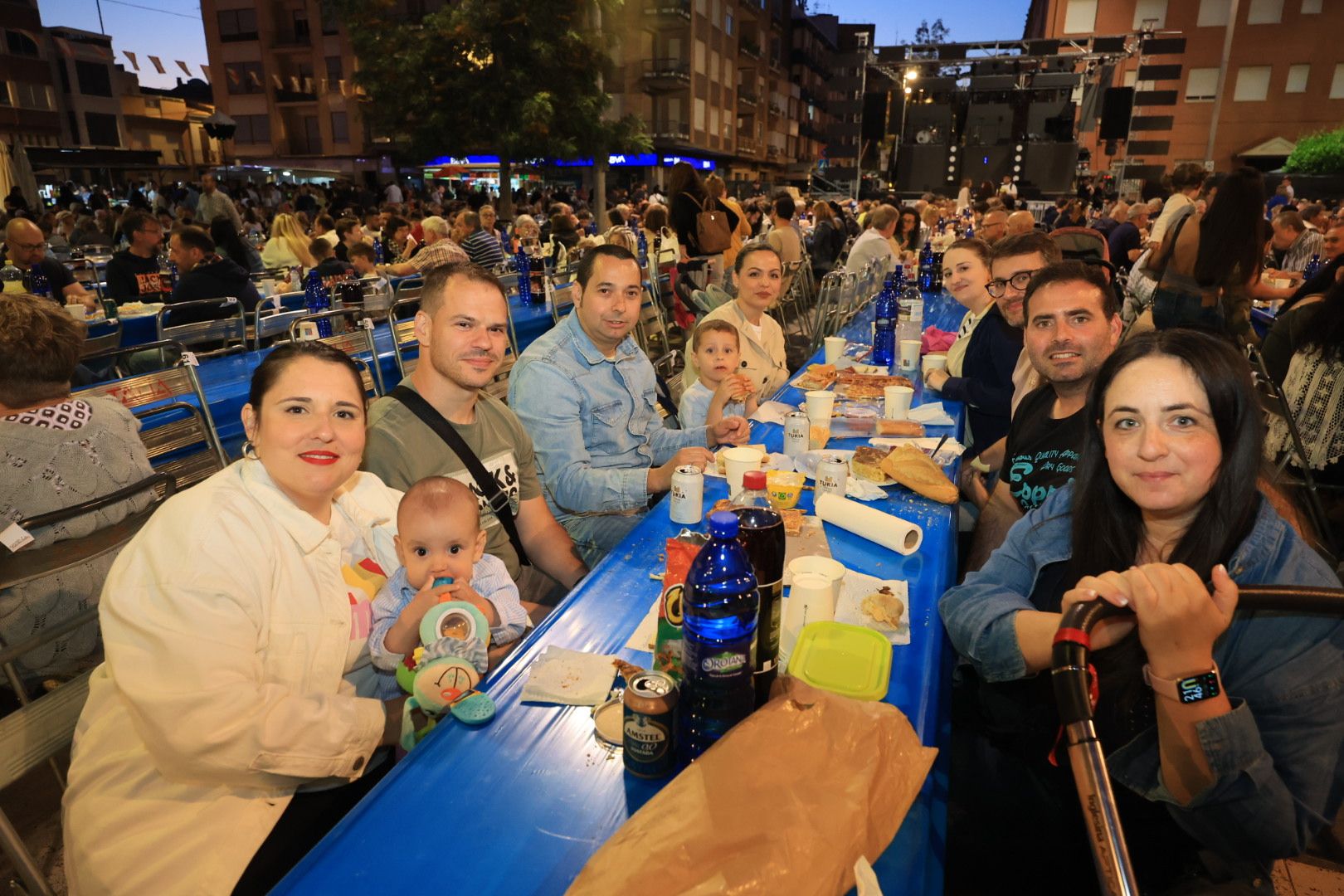 Búscate en la galería de fotos del 'sopar de pa i porta' en las fiestas de Almassora