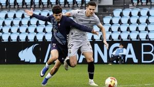 Andrés Antañón pugna con un rival durante la última visita del Avilés a Balaídos.