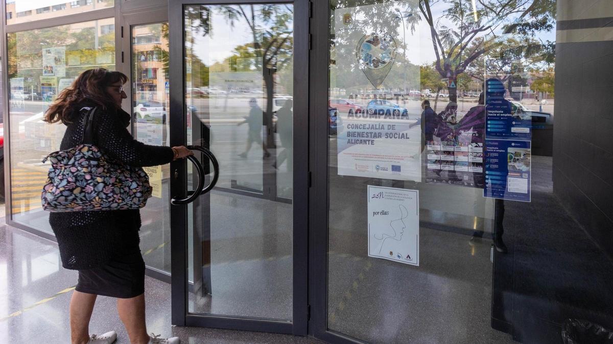 Una mujer accede al Centro Social de Garbinet de Alicante.