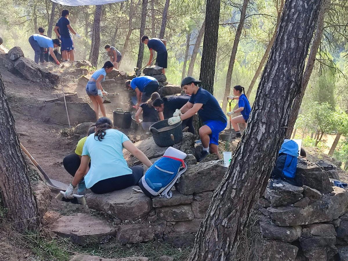 Els alumnes de 4t d’ESO del Mig-Món van netejar la zona per deixar les restes al descobert