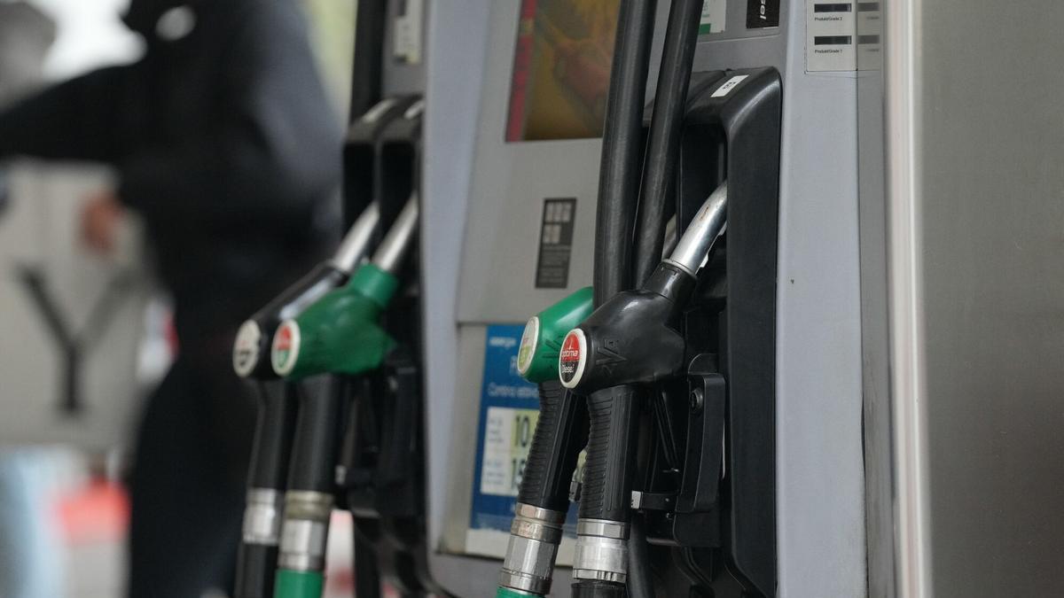 Una persona echa combustible,