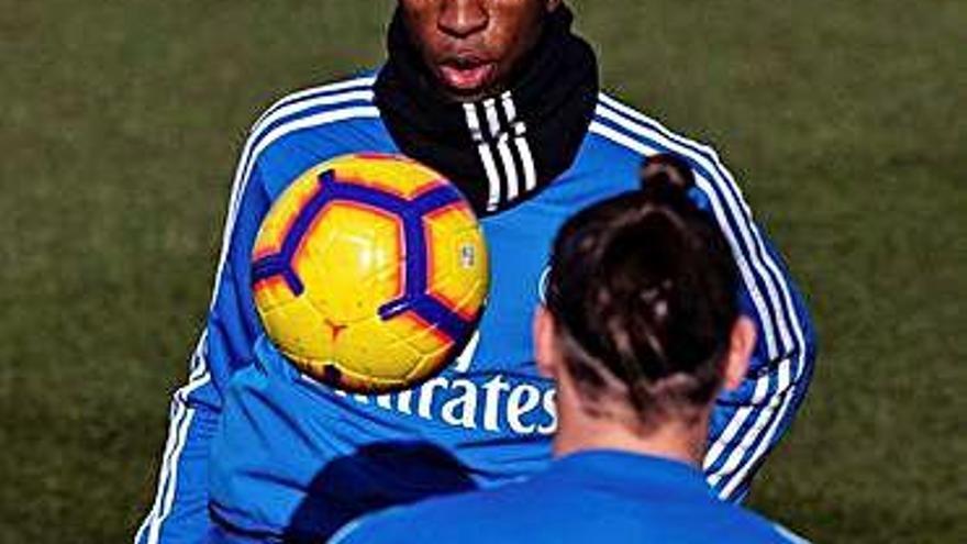 Vinicius Jr. golpea el balón ante Gareth Bale.