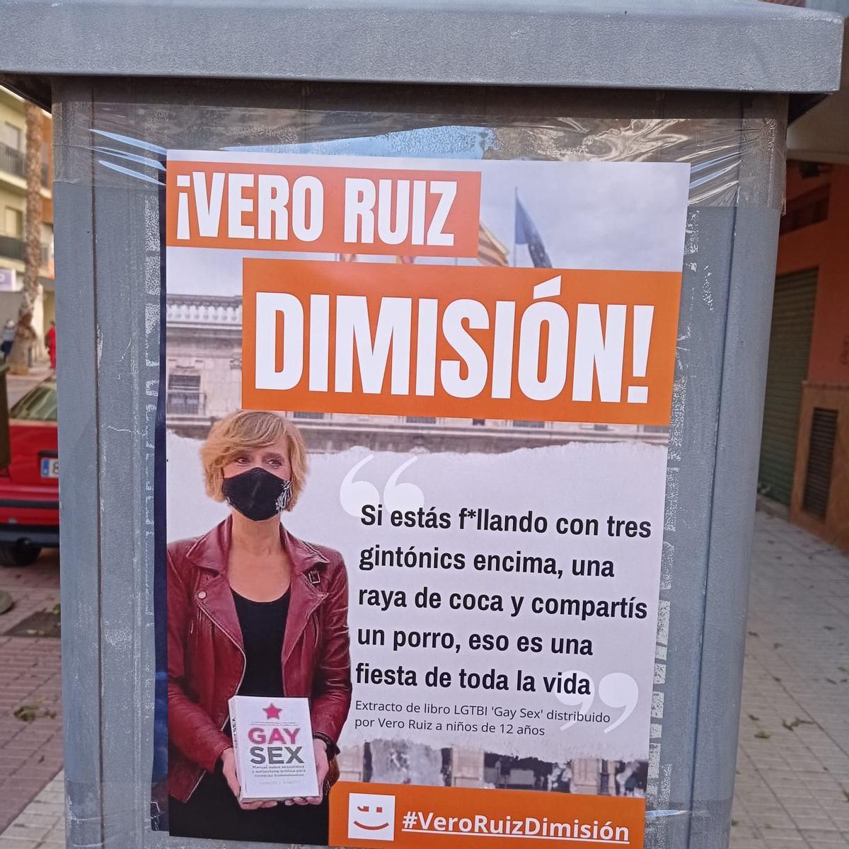 Uno de los carteles contra la concejala Verònica Ruiz
