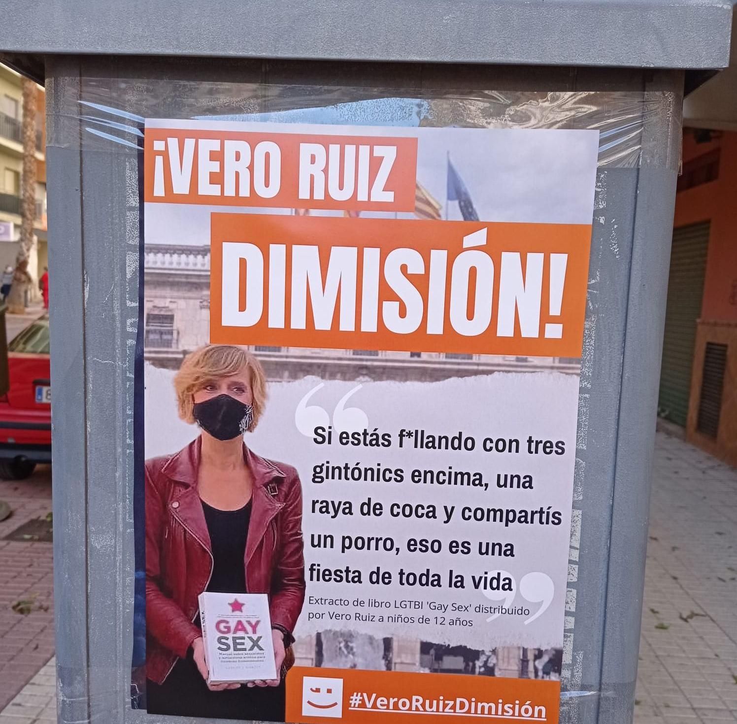Uno de los carteles contra la concejala Verònica Ruiz