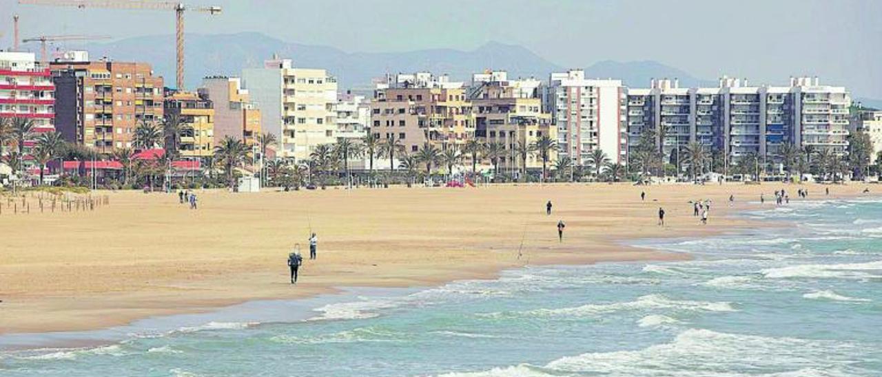 Una vista de la playa del Port de Sagunt. | DANIEL TORTAJADA