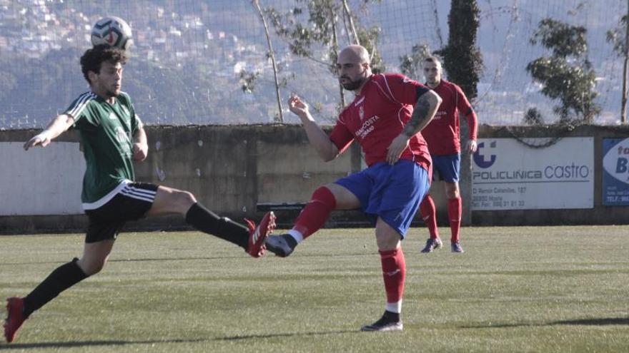 Saúl golpea un balón ante un jugador del Sampayo. |   // SANTOS ÁLVAREZ