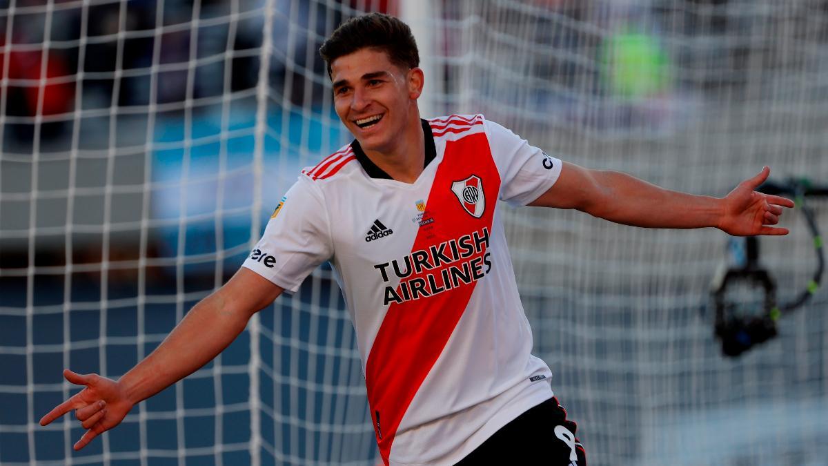 Julián Álvarez celebrando uno de sus dos goles contra Boca