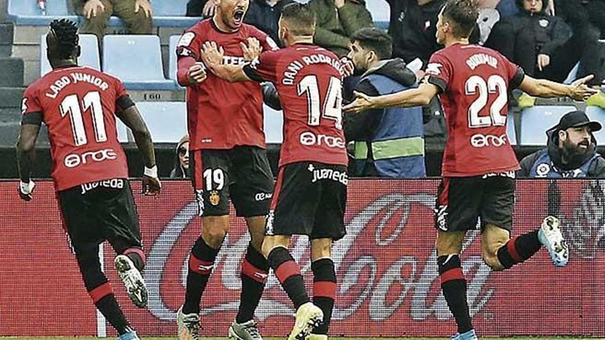 Lago, Chavarría, Dani Rodríguez y Budimir celebran el empate de ayer en Balaídos.