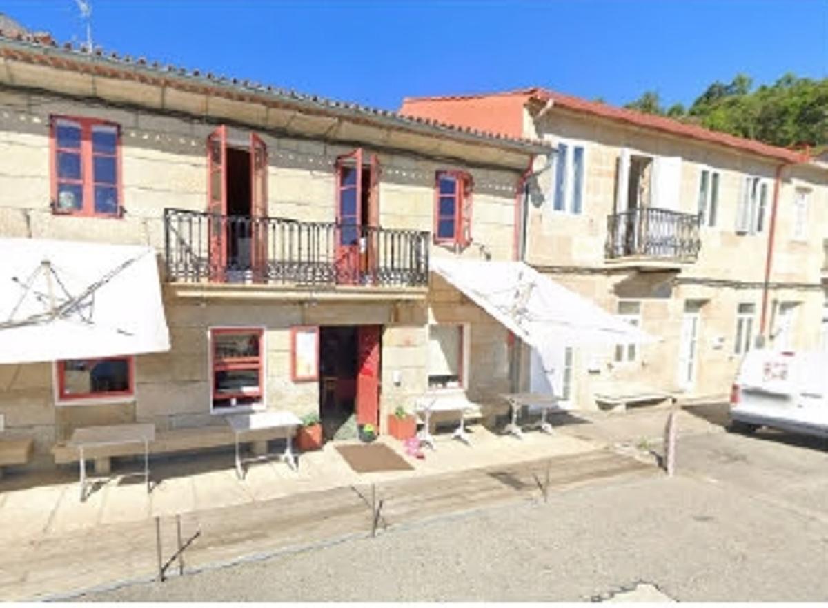 Otro tramo de viviendas catalogado en la Praia de Beluso, con el restaurante Centoleira.