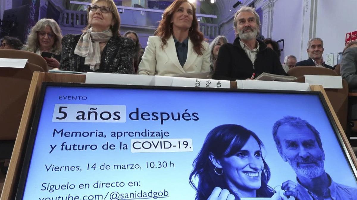 La ministra de Sanidad, Mónica García (c) y el director del Centro de Coordinación de Alertas y Emergencias Sanitarias (CCAES), Fernando Simón, este viernes en Madrid.