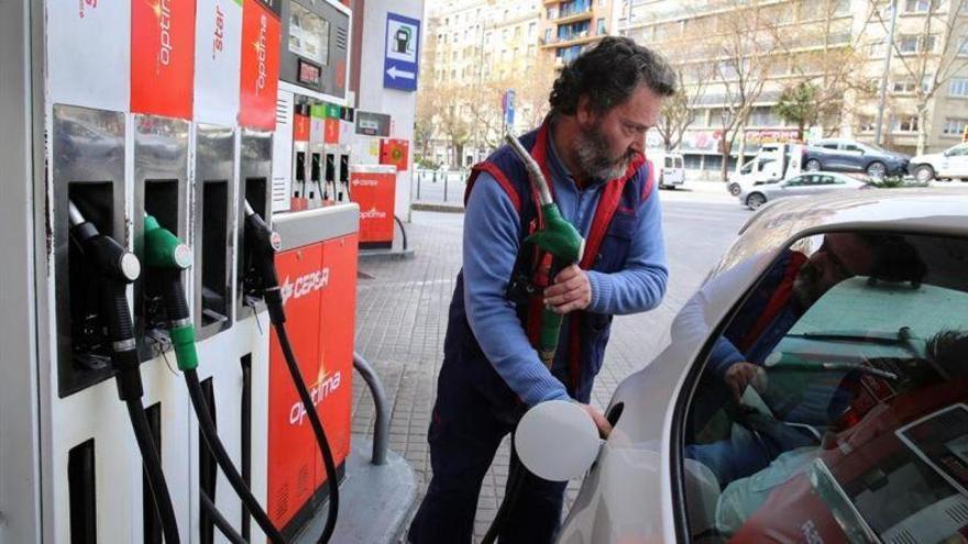 Los carburantes se encarecen este macropuente