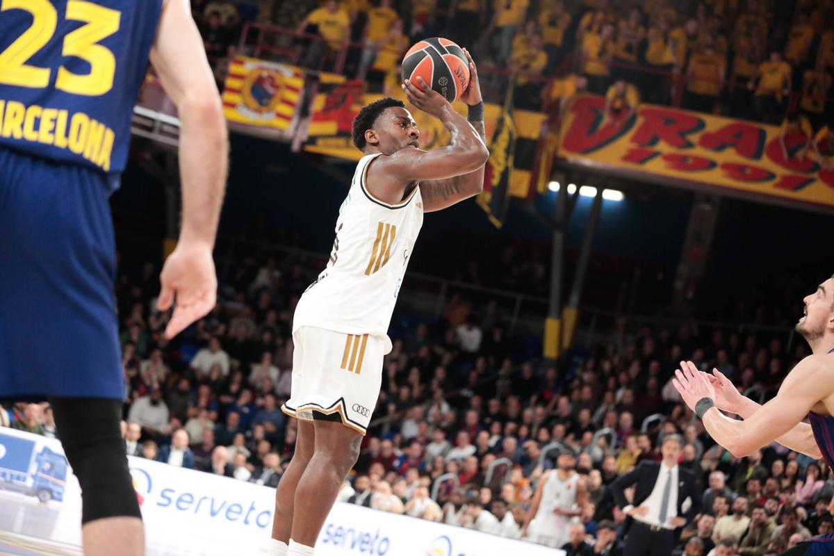 McKinley Wright IV, en una de sus canastas en el tramo final del partido.