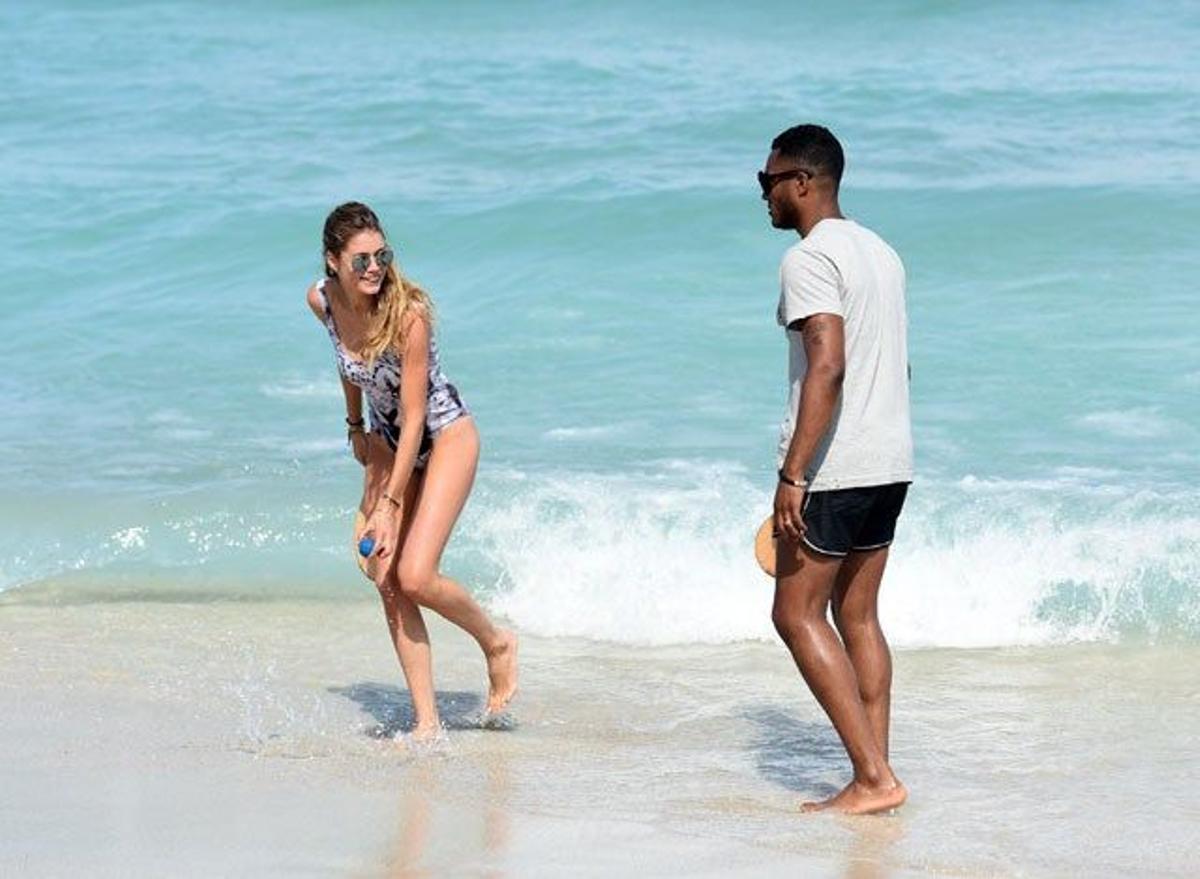 Doutzen Kroes y su marido saliendo del mar