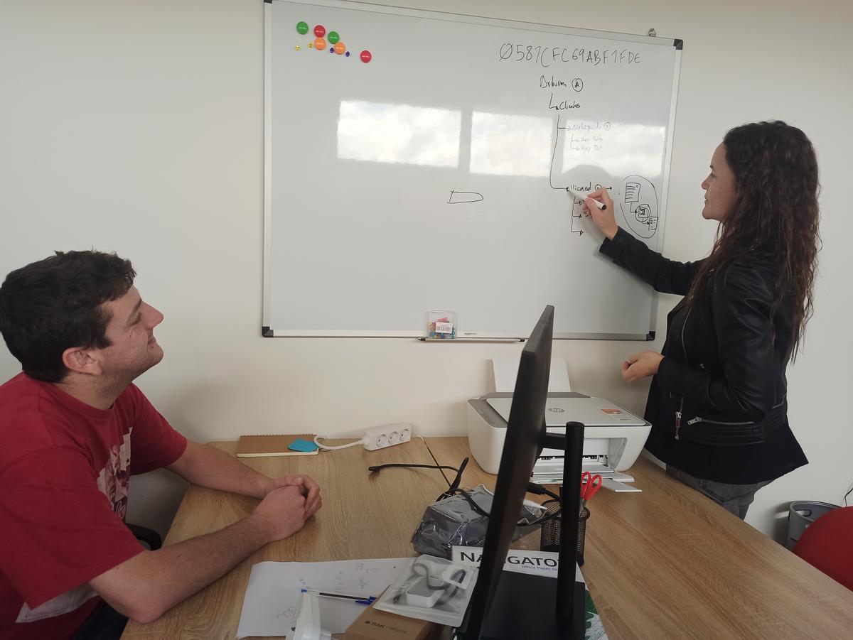 Nicolás Suárez Alonso y Sandra González Ambres realizan unos cálculos en las oficinas de La Cardosa en una imagen de archivo.
