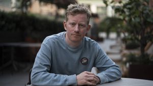 El escritor irlandés Colin Barrett, autor de Casas de locos.