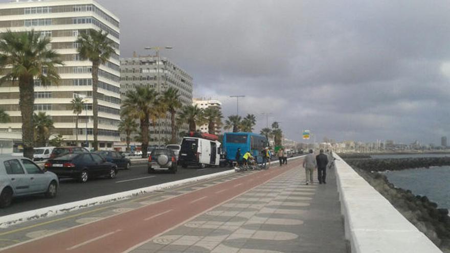 Un accidente entre una guagua y un furgón policial deja varios heridos