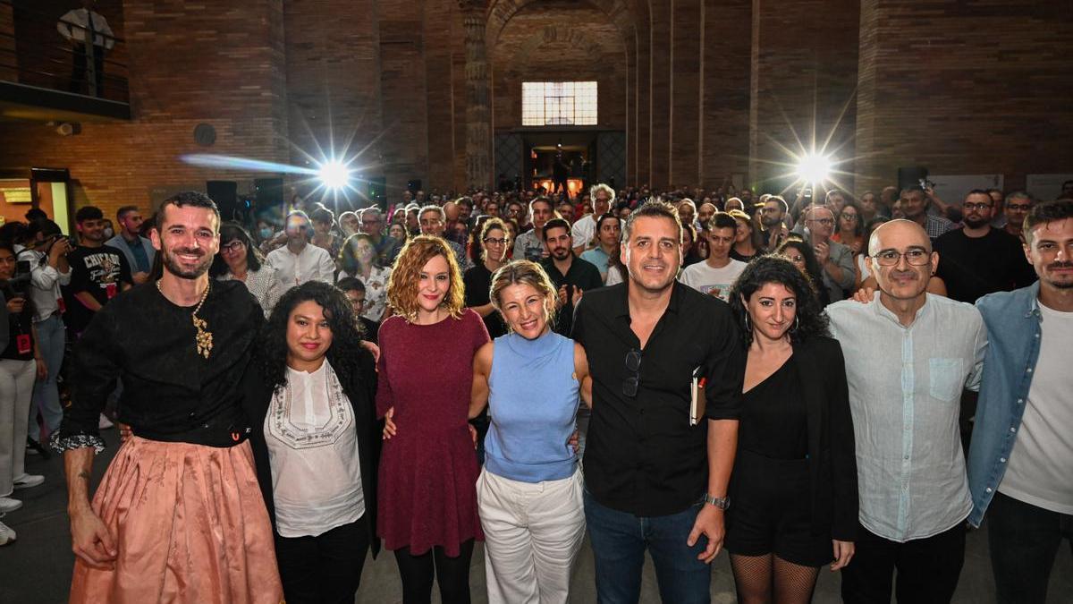 Foto de familia de los asistentes al acto de Sumar en el Museo Nacional de Arte Romano, a 28 de octubre de 2022, en Mérida.