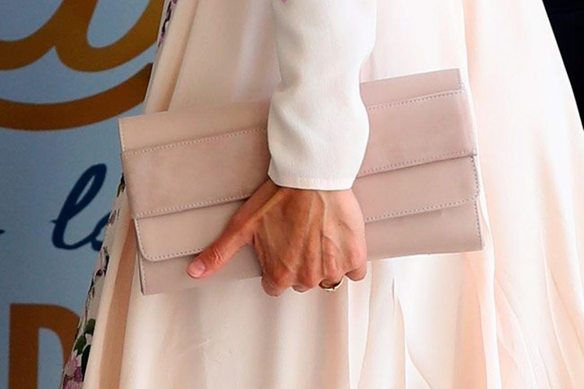 La reina Letizia combina su vestido de Asos con una cartera de mano rosa palo