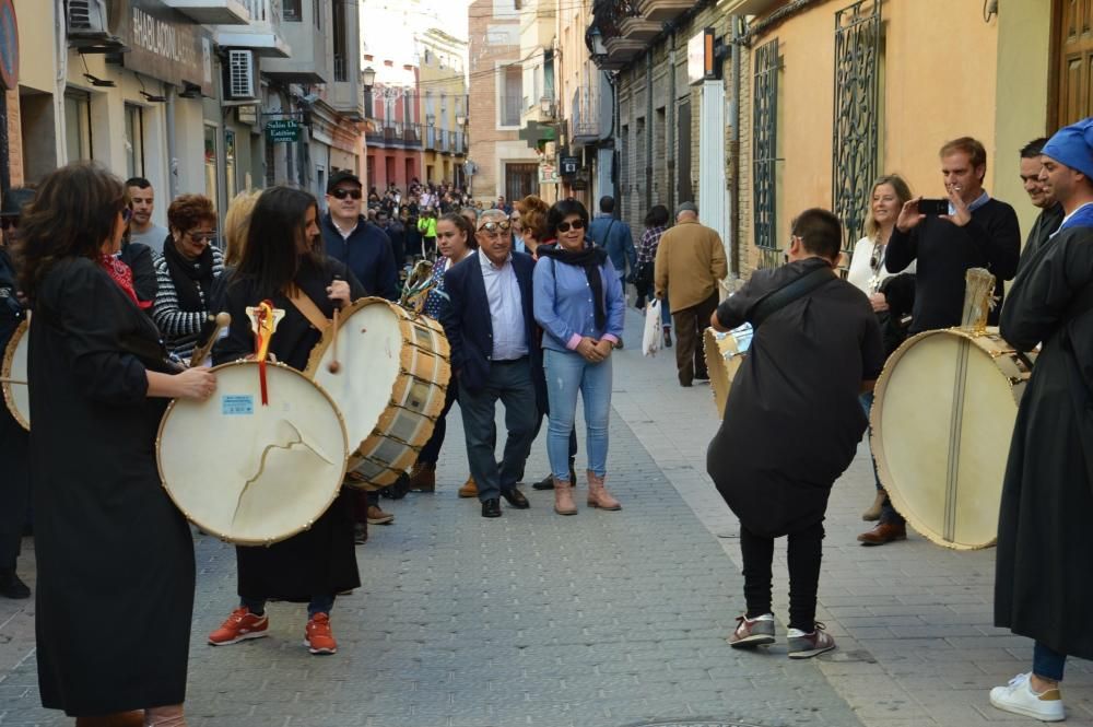 Miles de vecinos se echan a las calles muleñas.