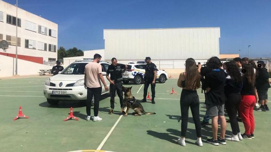 La Policía Local de Formentera muestra su actividad en el instituto Marc Ferrer