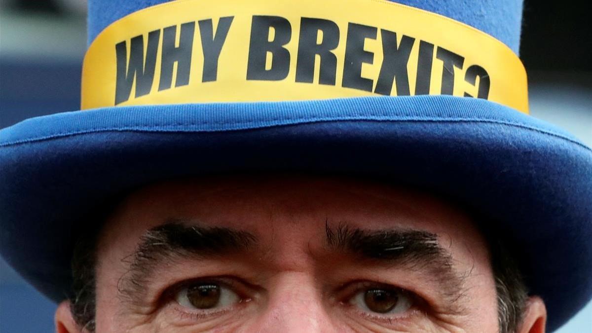 Un activista contrario al 'brexit' protesta frente al Parlamento Europeo, el pasado jueves en Bruselas.