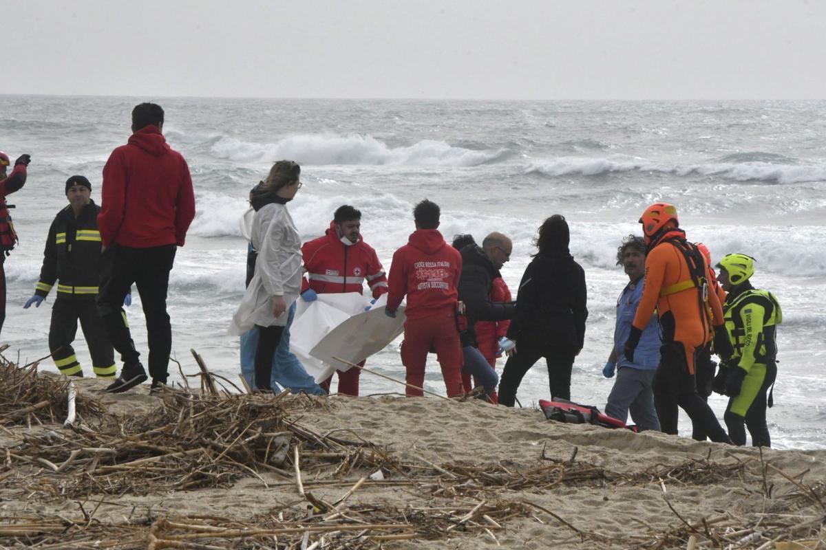 Al menos 40 personas han muerto, entre ellos varios niños, al naufragar una barca con 250 migrantes a bordo cerca de la costa de la región italiana de Calabria, en el sur del país. Decenas de cuerpos han sido encontrados en las playas de Steccato di Cutro, un balneario en la provincia de Crotone, y otros más han sido vistos en el mar.