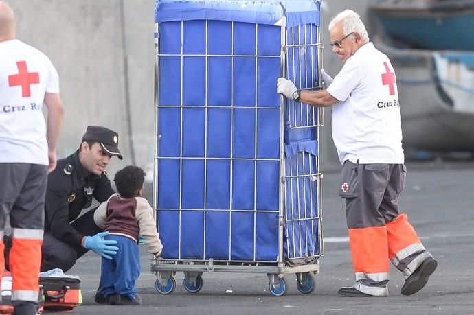 Mogán. Llegada patera Arguineguín.  | 18/12/2019 | Fotógrafo: José Carlos Guerra