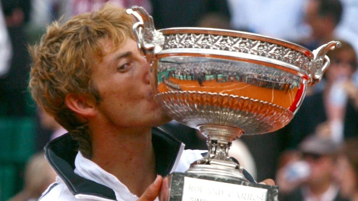 Juan Carlos Ferrero, con el título de Roland Garros