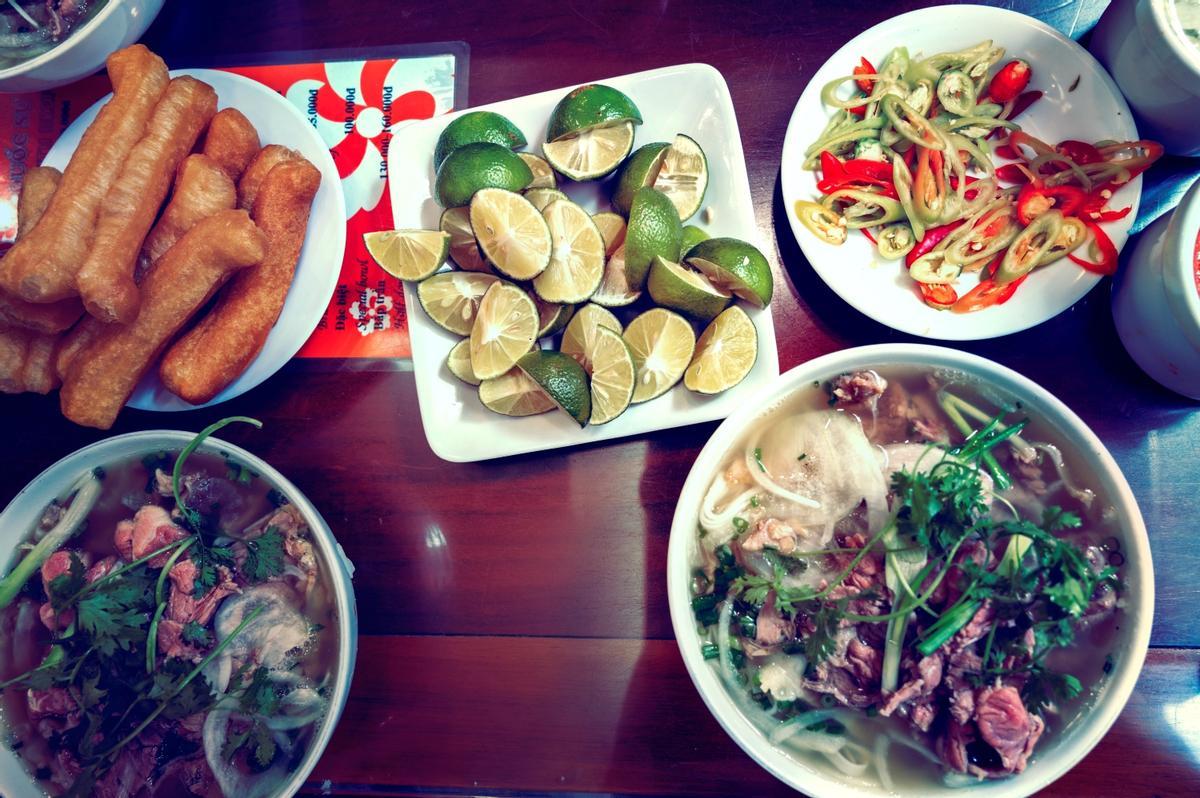 Platos tradicionales de comida vietnamita.