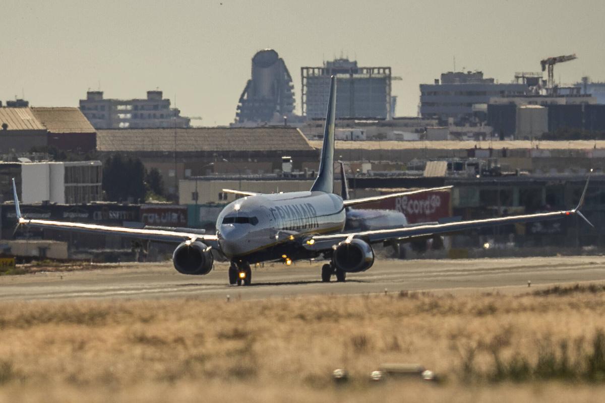 Manises. VLC. Aviones aterrizando y despegando en el Aeropuerto de València / Manises con València de fondo
