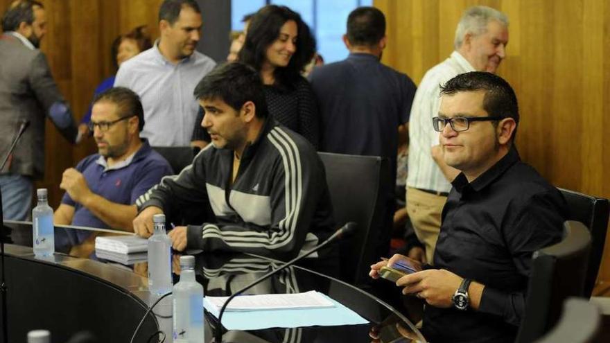 Juan Cruz, a la derecha, y Rafael Cuíña, al fondo, antes de comenzar el último pleno. // Bernabé/Javier Lalín