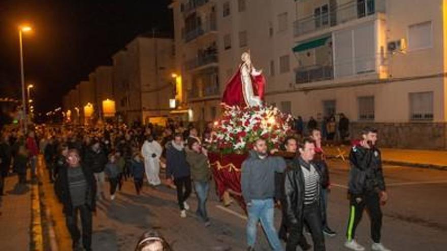 Los vecinos arropan a San Antón en su tradicional procesión