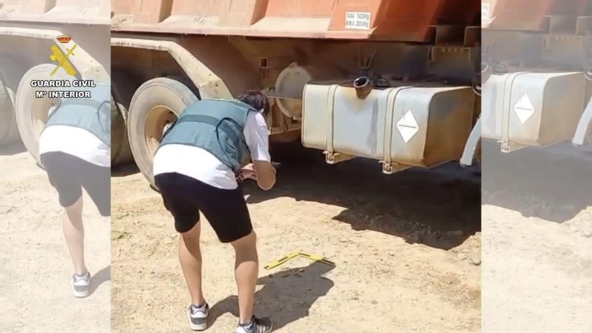 Vídeo | Detenida una mujer por sustraer más de 1.000 litros de gasóleo de maquinaria de obras públicas en Logrosán