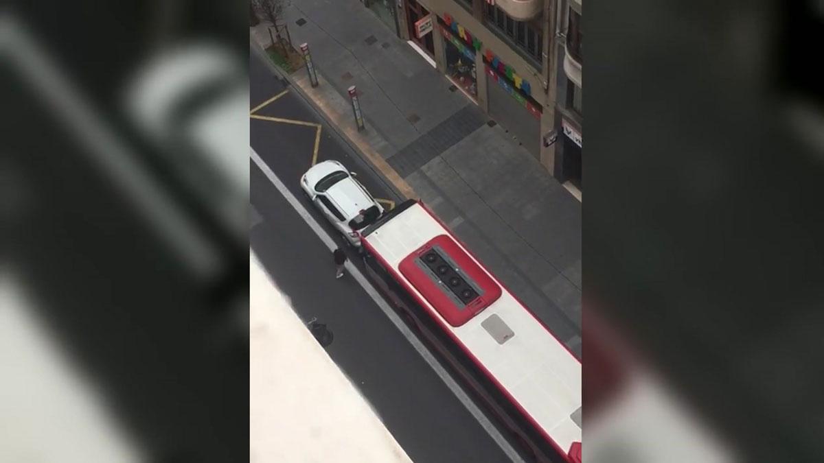 Un autobús de Valencia embiste a un coche que bloqueaba su carril