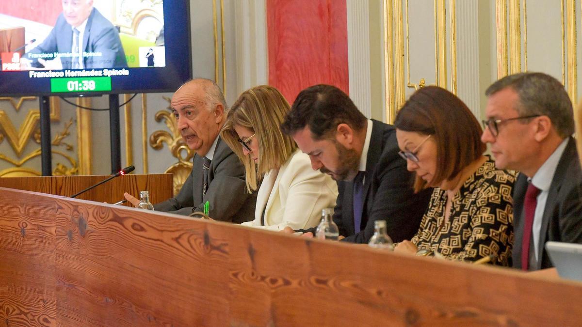 Hernández Spínola, Medina, Íñiguez, Vargas y Roque, durante un pleno.