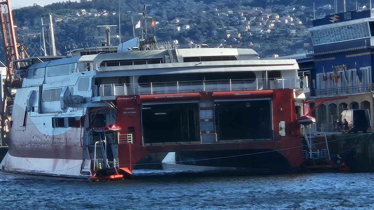El espectacular ferri de alta velocidad «Eurochampion Jet 2». atracado en Vigo.