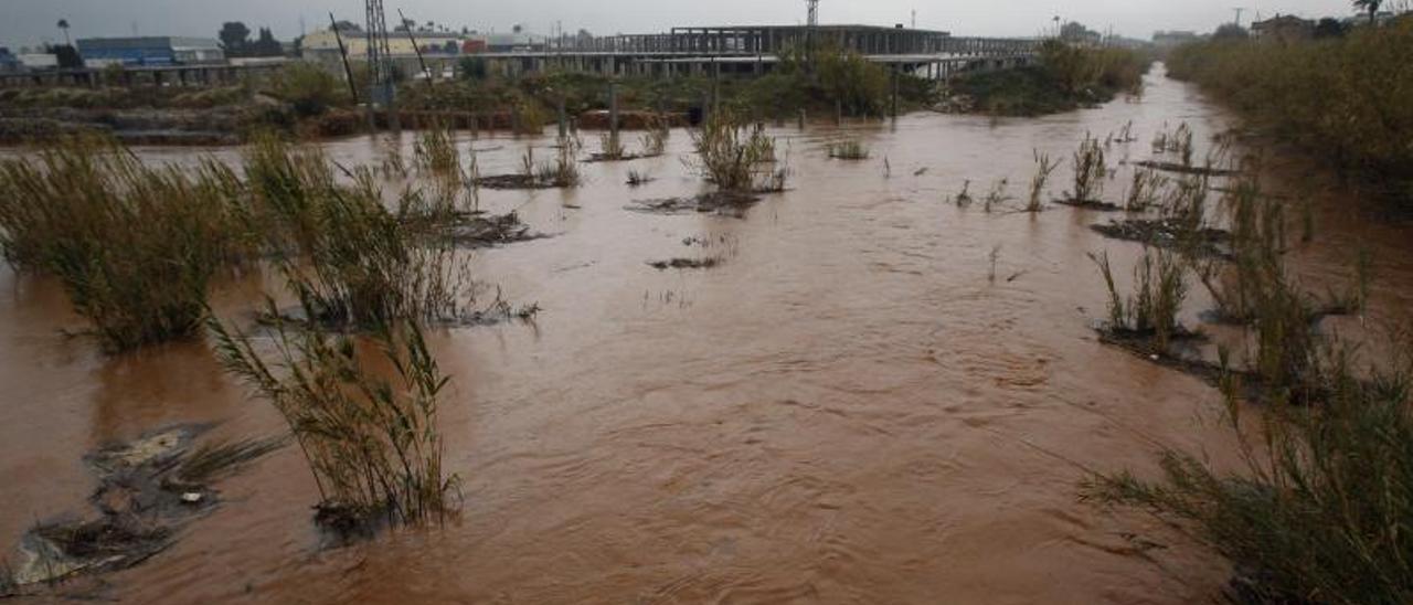 El barranco de la Casella, durante una crecida, en la confluencia del aliviadero construido en el sector Vilella de Alzira. | V. M. P.